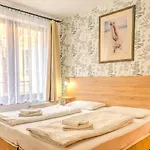 Center Apartahotel 4*